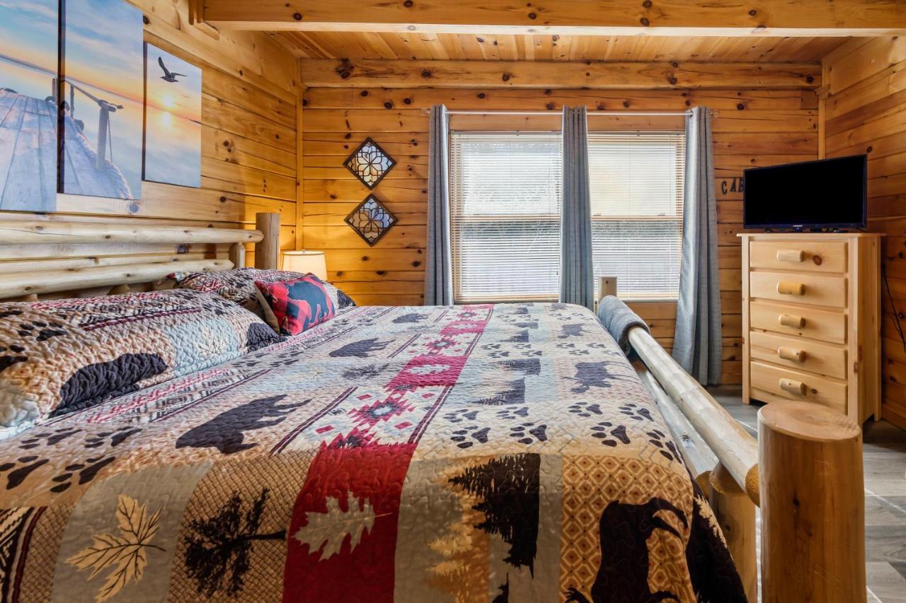 Serenity, A Rustic Log Cabin Retreat Севьервилл Экстерьер фото