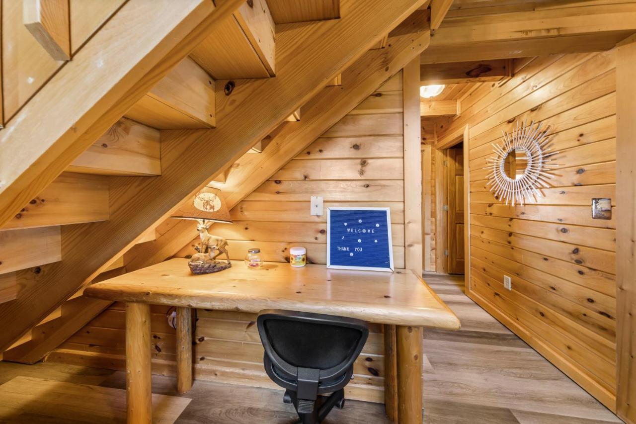 Serenity, A Rustic Log Cabin Retreat Севьервилл Экстерьер фото