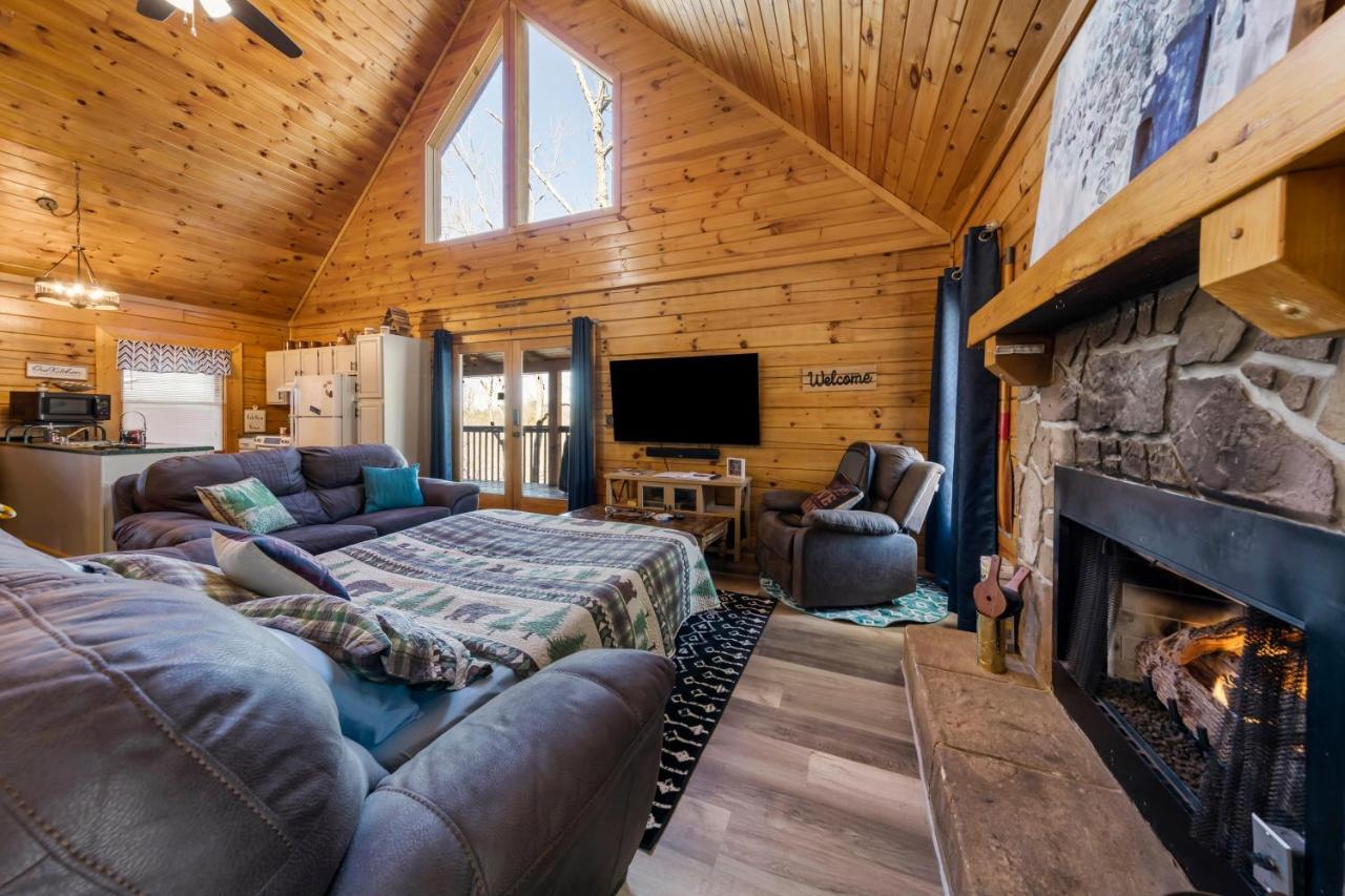 Serenity, A Rustic Log Cabin Retreat Севьервилл Экстерьер фото